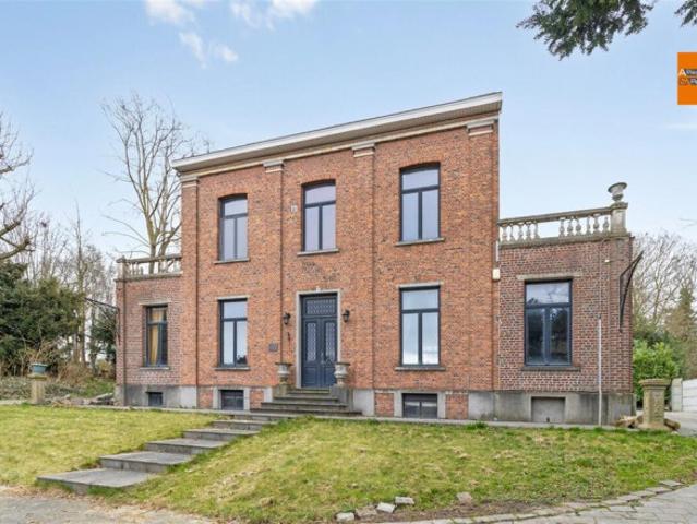 Kantoorruimte met woonst in een ruime herenhuis met 6 slpk op 17 are in Machelen