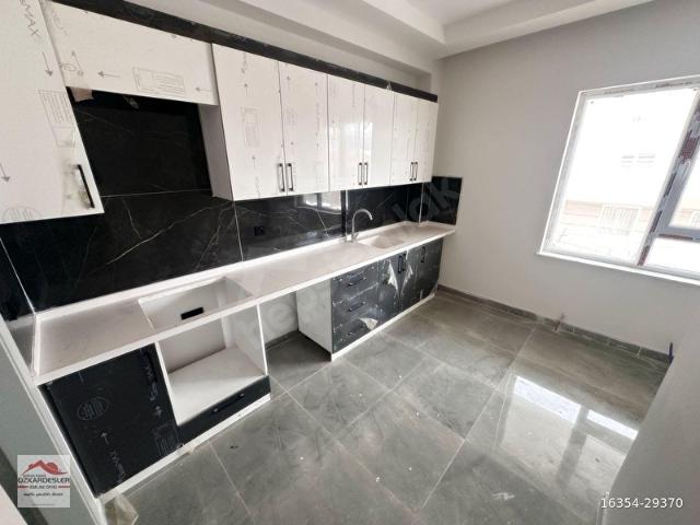 KANUNİ MAHALLESİNDE ÖN CEPHE 1. KAT OTURUMA HAZIR YENİ 4+1 BİNA