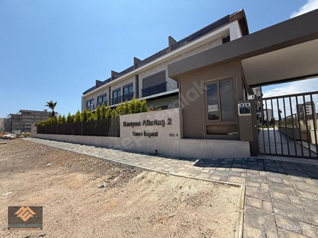 KANYON 2'DE ARA KAT 3 CEPHELİ SATILIK DAİRE