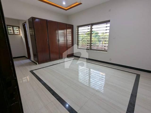 Kanal Corner Duplex House For Rent | Separate Gate | 3 Car Parking|Tile Floor|