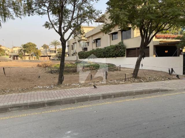 Kanal corner with 5 marla extra land paid 25 marla plot