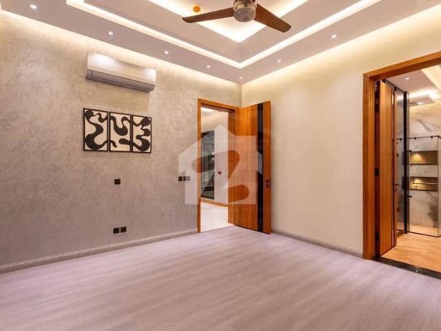 Kanal eye catching superb luxury bungalow for sale on top location