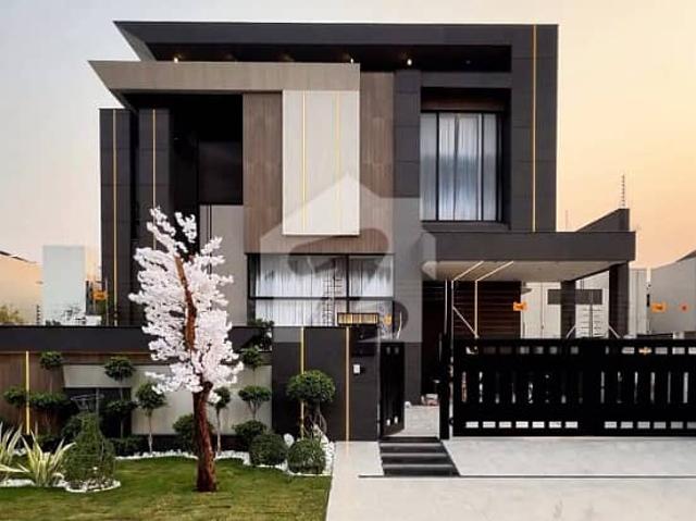 Kanal full furniseh eye catching superb luxury bungalow for sale
