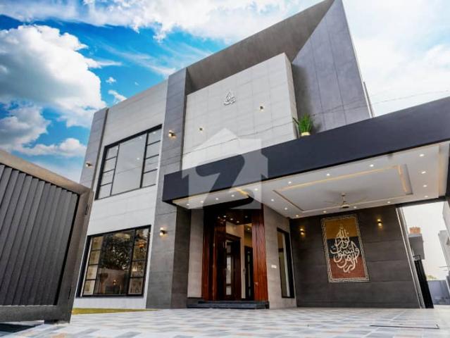 Kanal Full House For Rent at Hot Location Near Park Dolmen Mall