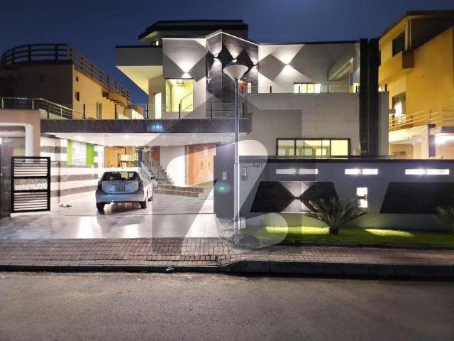 Kanal luxurious tripple unit house available for rent Bahria Town Phase 5