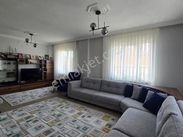 Kanalboyu'nda 3 Cepheli Isı Yalıtımlı 200 M2 5+1 Satılık Dubleks