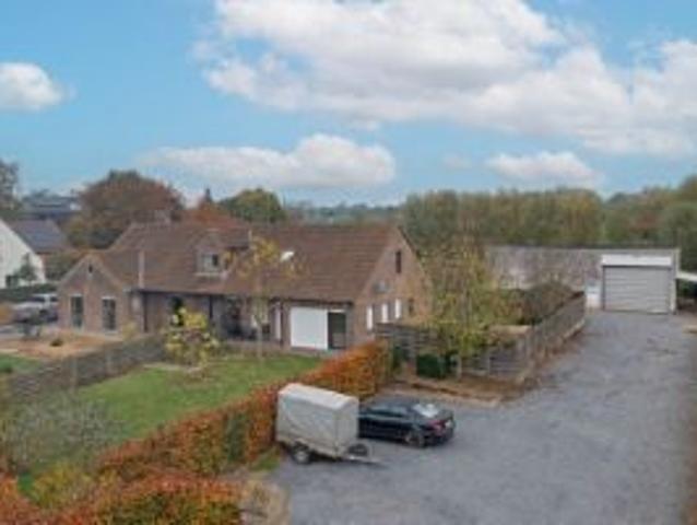 Kangoeroewoning met in totaal 8 slaapkamers en een loods.