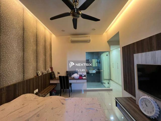 靠近皇后广场Pendekar 2面对大路双层店屋 BV RM1.2m. Current Rental RM2k ground floor Market Rate Rental: RM2700 toRM3000 gf Second Floor renovated