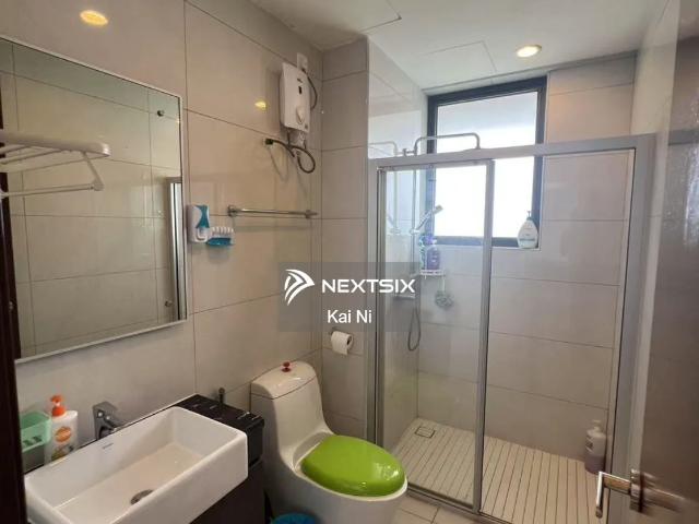 靠近Megah Ria大款4房角头公寓 转个弯就可以到Pasir Gudang Highway 就在East Bay Luxury Apartment Corner lot Middle level Freehold Non bumi 很适合大家庭住 还有1 carpark Selling RM420K nego
