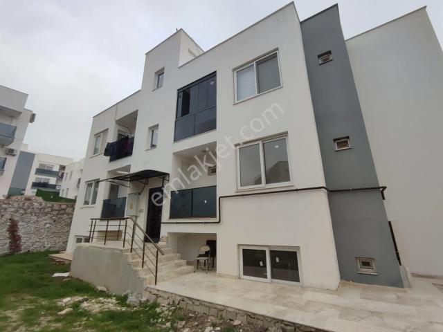 Kabasakal'da Site İçi Gvnlkli Havuzlu Az Katlı 2+1 Kombili Daire