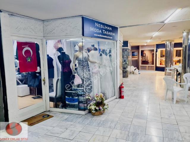 Kadıköy Altıyolda Efes İş Merkezinde Dükkan