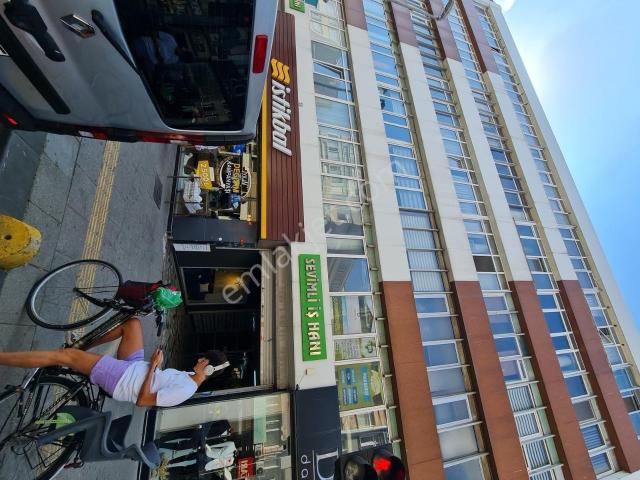 Kadıköy Altıyol'da Sevimli İş Hanın'da 20 M2 Dükkan