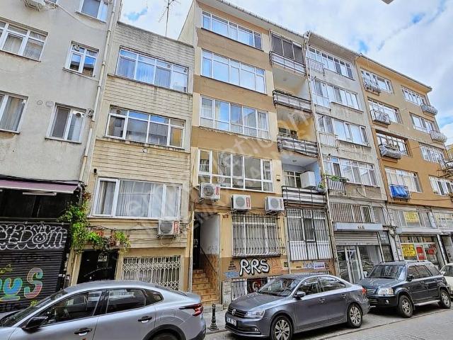 Kadıköy Denize Yürüme Mesafesinde 3+1 Daire Balkonlu Satılık