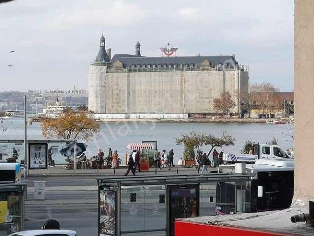 Kadıköy Rıhtımda Deniz Manzaralı Plaza Ofis Katları