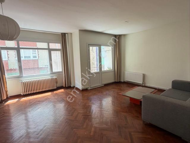 Kadıköy Uzun Hafız Sokakta Geniş Kiralık Daire