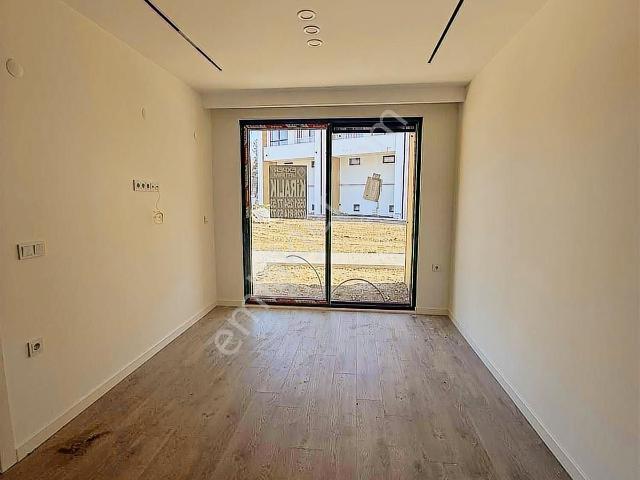 Kadıköyde Havuzlu Sitede Kiralık 1+1 Bahçe Katı
