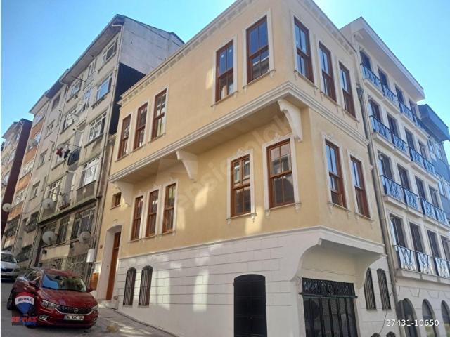 KADIKÖY' İSKELESİ YAKININDA PRESTİJLİ KONUMDA İSKANLI 240M2 YENİ MÜSTAKİL BİNA
