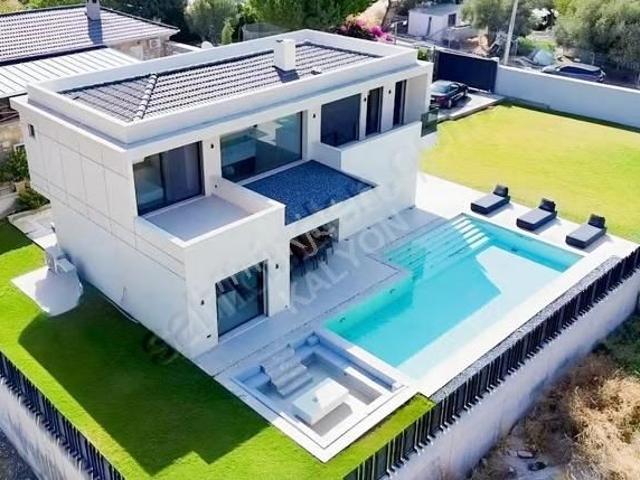 Kalyon'dan Kiralık Çeşme'de Havuzlu Ve İç Mimar Tasarımlı Villa
