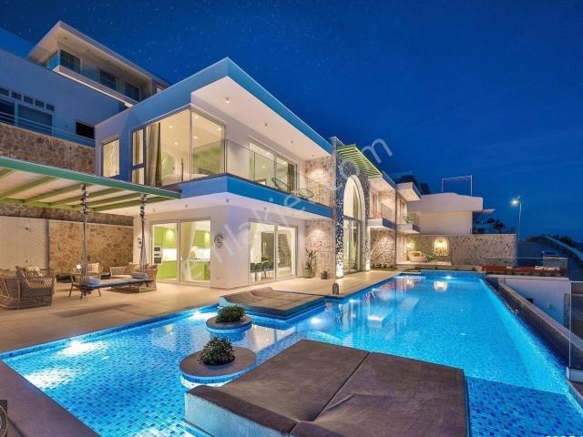 Kalamar'da Tropik Konseptli 5 Süit Odası Bulunan Özel Villa