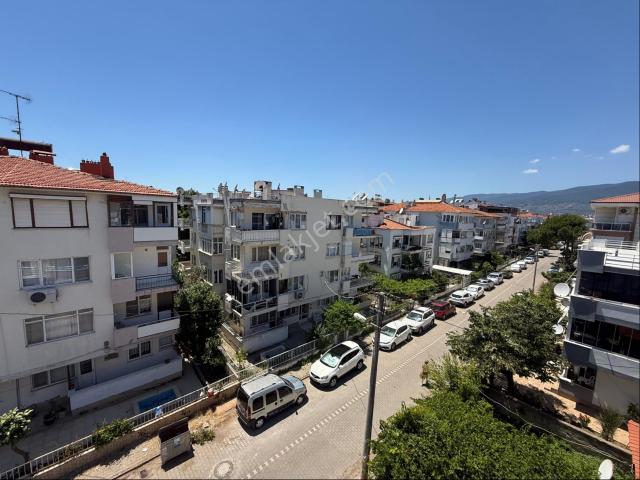 Kale Gayrimenkul’den Akçayın Merkezinde Sahile Bir Sokak 2+1 Yaşı Genç Daire