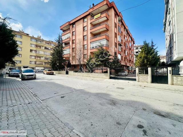 Kalenderhane Mh.en Tepe Avm Yakını Geniş 3+1 Satılık Daire