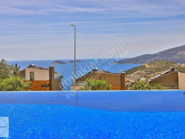 Kalkanda Geniş Arsa Üzerinde Konumlu, Deniz Manzaralı Villa