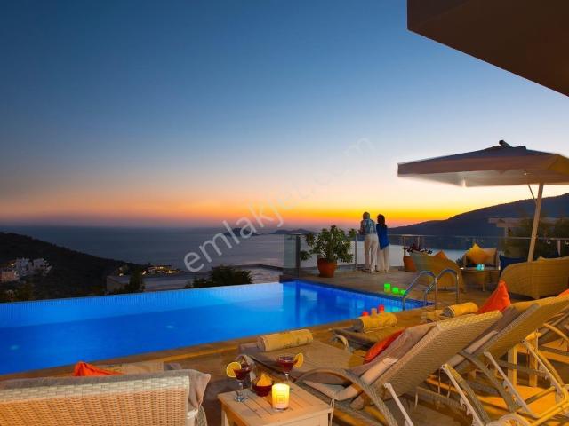 Kalkan'da Özel Infinity Havuzlu, Deniz Manzaralı 2+1 Daire