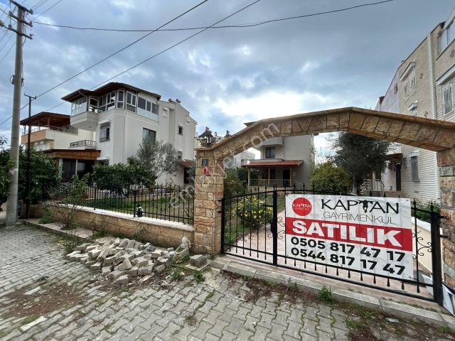 Kaptan Gayrimenkul'den Altınoluk'ta Denize 250 Metre Mesafede 4+1 Tripleks Bahçeli Villa