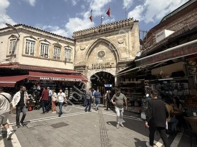 Kapalıçarşı Girişinde Prestijli Ticari Dükkan
