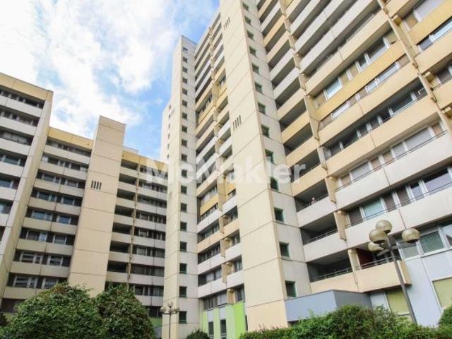 Kapitalanlage mit Panoramablick: 3,5 Zimmer Wohnung mit 2 Balkonen und Garage in zentraler Lage