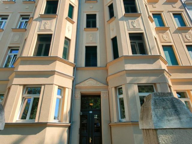 Kapitalanlage! Vermietete 3 Raum Erdgeschosswohnung, mit Gäste WC, Balkon, Gartenanteil und Keller in charmanten Altbau