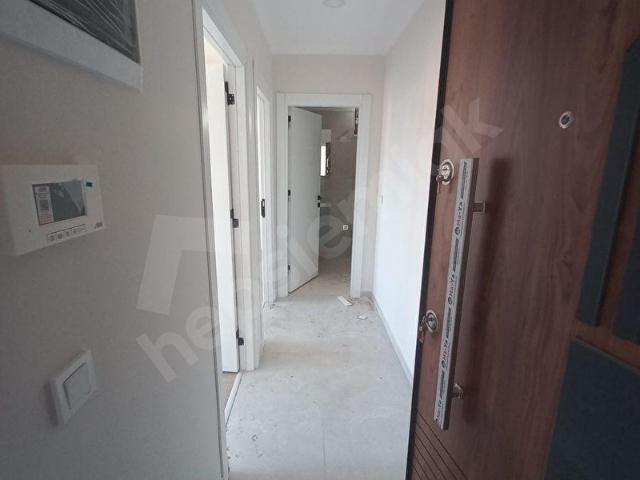 KARTAL ESENTEPE'DE CADDE ÜZERİNDE SIFIR BİNADA SATILIK 2+1 DAİRE