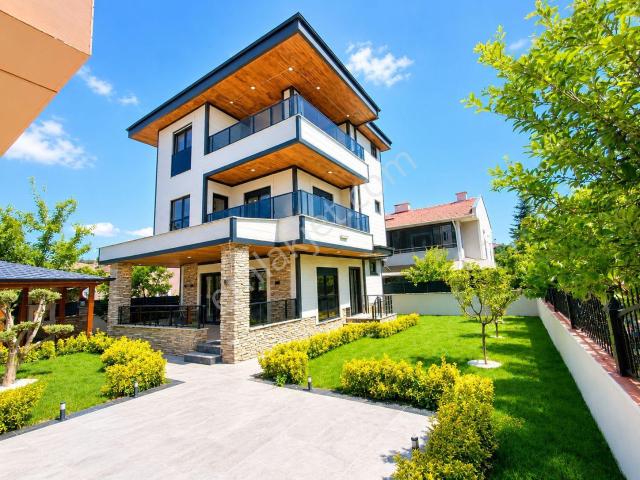 Kartallar'dan Denize Sıfır Sitede 310 M² İçerisinde Kaliteli Ve Lüks Müstakil Villa