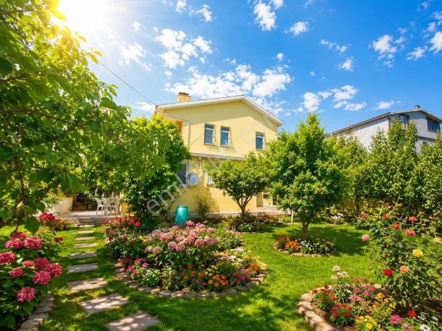 Kartallar'dan Yeniçiftlikte Altyapılı 575m² Büyük Meyve Bahçeli