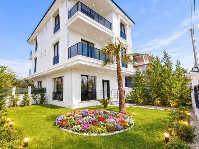 Kartallar'dan Yeniçiftlik Merkezde 4+1 Bahçeli Lüks Yazlık Villa