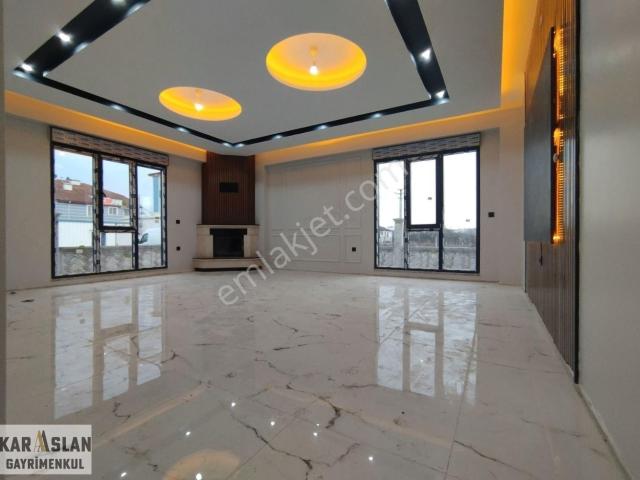 Kartepe Kent Meydanında Müstakil, Havuzlu Lüks 4+1 Satılık Villa