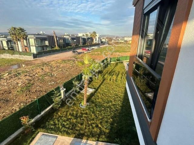 Kartepede 4+1 Satılık Havuzlu Villa