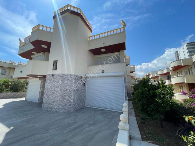 Karınca'dan Çeşmeli Mh'de Çok Geniş,kapalı Otoparklı,6+2 Villa!