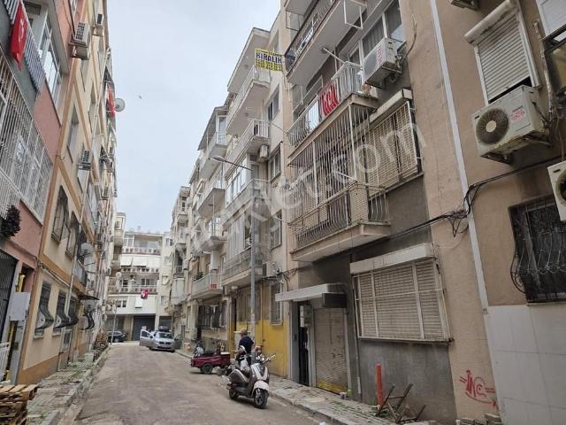 Karşıyaka Tersanede Ara Kat 2+1 Tadilatlı Daire