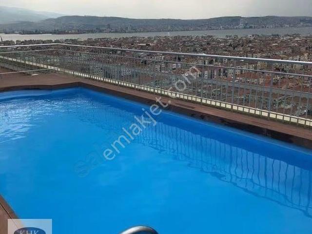 Karşıyaka Tower'da Deniz Manzaralı Eşyalı 1+1 Kiralık Daire