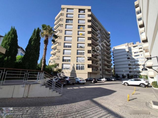 Karşıyaka Trioevler Sitesinde Satılık 3+1 165 M2 Daire Kanıt Emlaktan