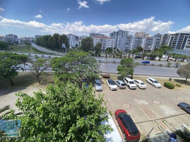 Karşıyaka Yeni Girne'de Geniş Doğalgazlı Kiralık 3+1 Daire