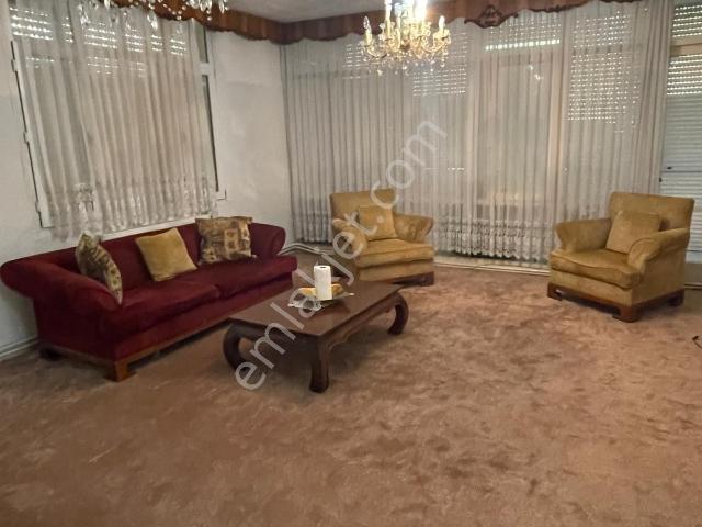 Karşıyaka Yelken Klubü Karşısında Kısmi Eşyalı Doğalgazlı Kiralık Daire
