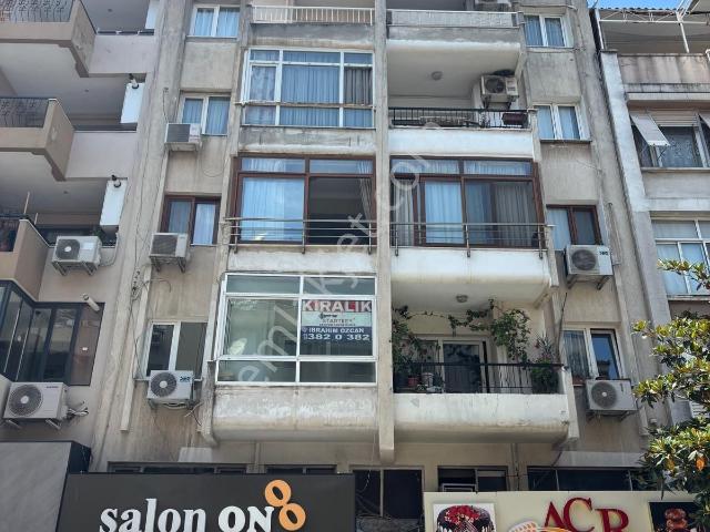 Karşıyaka Alaybey'de Merkezi Konumda Kiralık 2+1 Daire