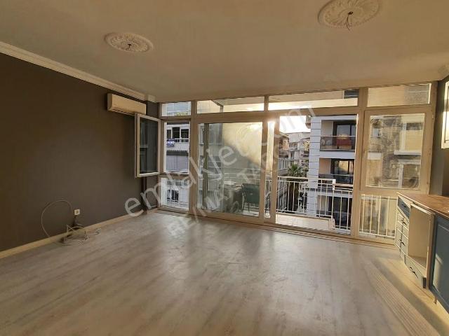 Karşıyaka Çarşı Akbank Sokağında 2+1 Yapılı Kiralık Daire