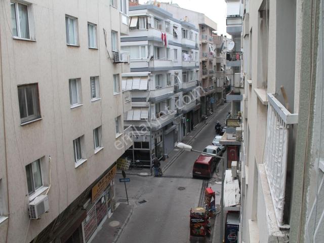 Karşıyaka Çarşıda 2+1 Doğalgazlı Arakat Satılık Daire