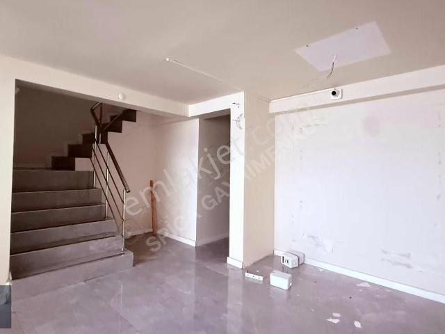 Karşıyaka Çarşıda Kiralık Dükkan