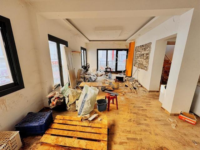 Karşıyaka Çarşı Kiralık Ofis Katı 1. Kat İşyeri Balkonlu