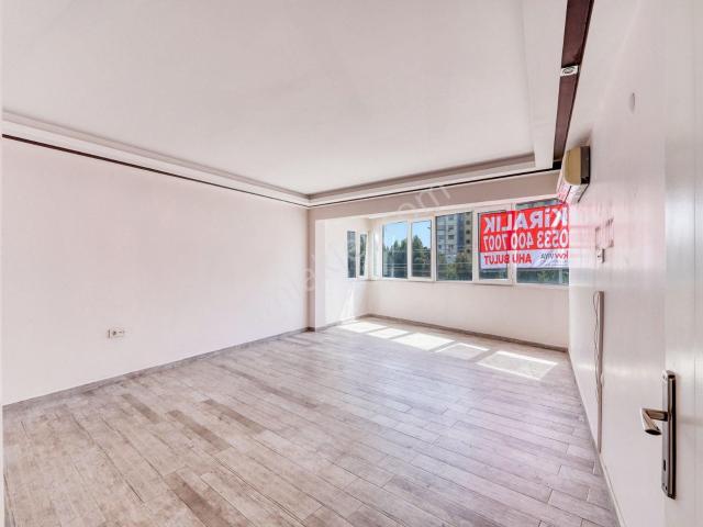 Karşıyaka Atakent’te Cadde Üzeri 2+1 Kiralık Ofis
