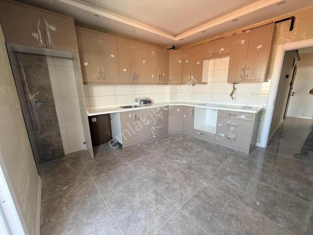 Karşıyaka Bahariyede Komple Tadilatlı Geniş 2+1 Daire